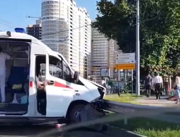 В Краснодаре в ДТП с машиной скорой помощи пострадали три человека