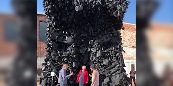 В Краснодаре представили арт-инсталляцию из собранного на берегу моря мусора