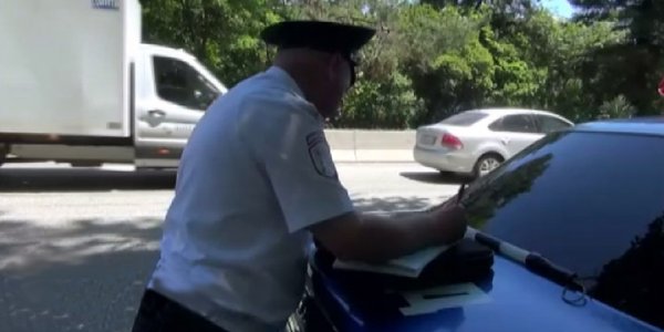 В Сочи патрули штрафовали водителей, которые не пропускали спецмашины с маячками