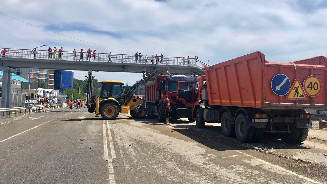 Участок трассы Джубга — Сочи размыт, движение там до сих пор ограничено - 6  июля, 2021 Все новости, Происшествия «Кубань 24»