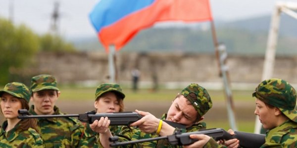 Педагогов в России обяжут формировать у школьников чувство патриотизма
