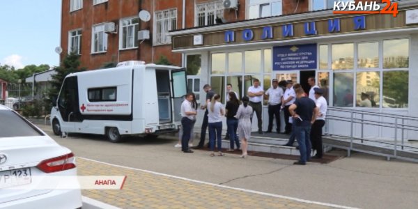 В Анапе сотрудники полиции получили второй компонент вакцины от COVID-19