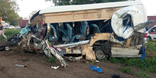 На Кубани двое детей и женщина погибли в ДТП с грузовиком и микроавтобусом