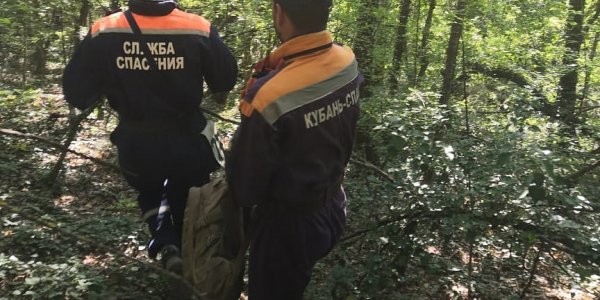 Под Геленджиком турист на крутом склоне упал и сломал ногу, его эвакуировали