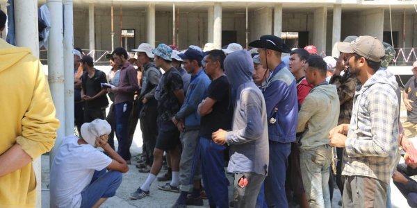 В Анапе во время рейда обнаружили более 100 нелегальных мигрантов на стройке
