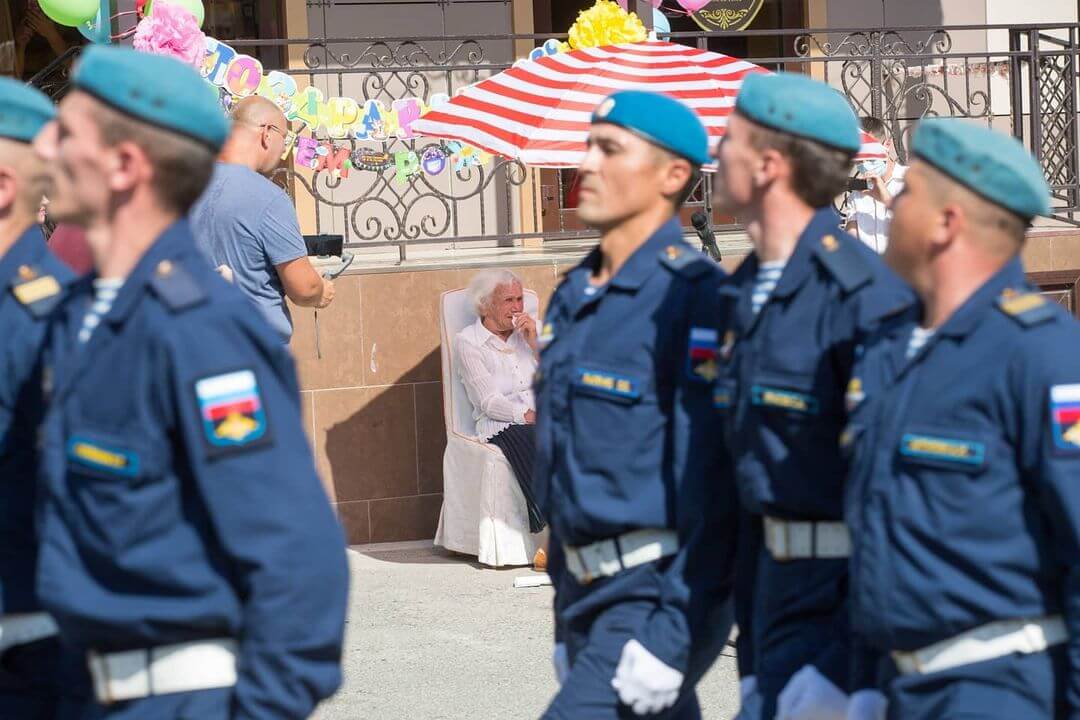 В Анапе ветерана войны поздравили со 100-летним юбилеем парадом у дома