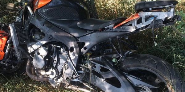 В Курганинском районе 26-летний мотоциклист врезался в дерево и погиб на месте