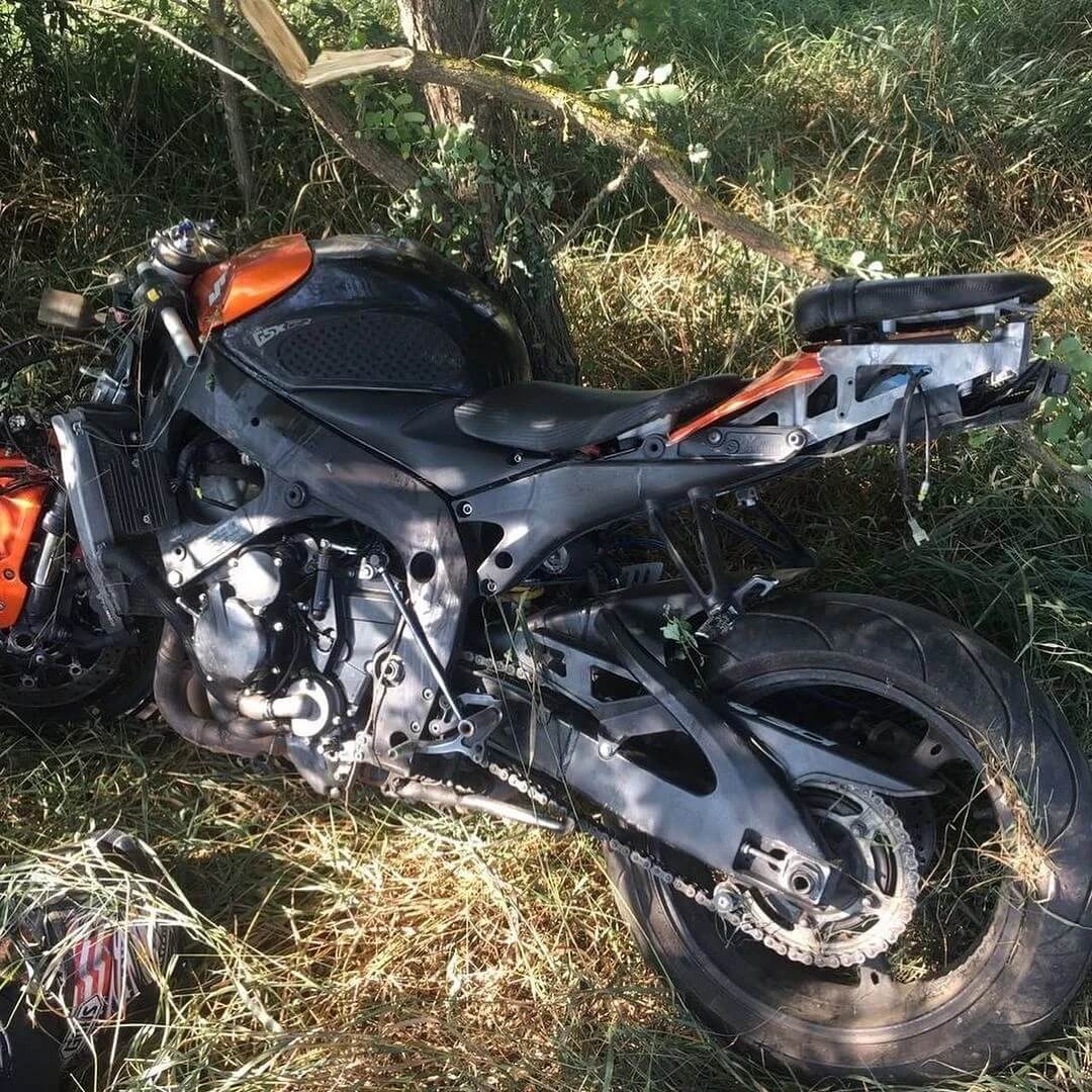В Курганинском районе 26-летний мотоциклист врезался в дерево и погиб на месте