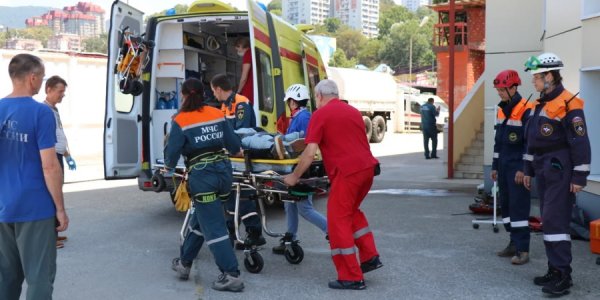 Сломавшего ногу в горах подростка доставили вертолетом на базу МЧС в Сочи