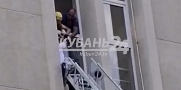 В центре Краснодара мужчина чуть не выпал из окна с высоты 4 этажа. Видео