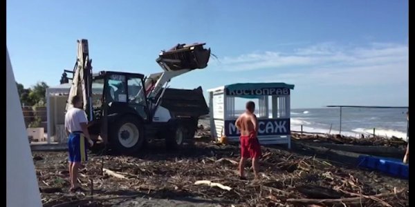 С сочинских пляжей за два дня вывезли 3 тыс. тонн мусора, принесенного штормом