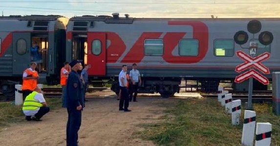 Следовавший из Анапы поезд столкнулся с трактором, его водитель погиб