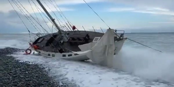 В Сириусе яхту выбросило на берег сильным штормом. Видео