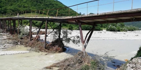 В Туапсинском районе горная река повредила опоры моста, проезд по нему закрыт