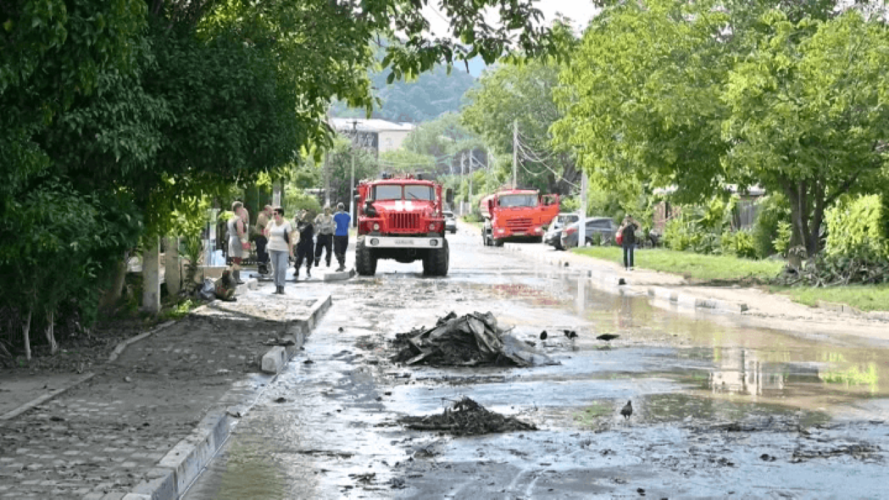 В Архипо-Осиповке МЧС и волонтеры продолжают устранять последствия непогоды  - 8 июля, 2021 Все новости, Общество «Кубань 24»