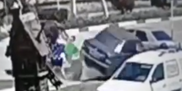 На Кубани женщина-пешеход увернулась от двух летящих на тротуар машин