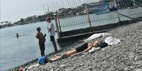 На пляже Новороссийска обнаружили тело пенсионерки