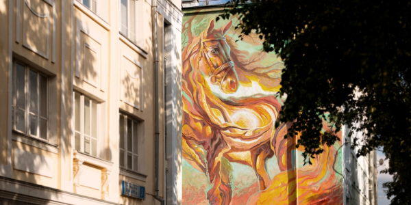 Краснодарский художник разместил на торце дома «Манифест о свободе и несвободе»