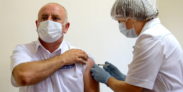 В Сочи прививку от коронавируса сделал 100-тысячный житель курорта