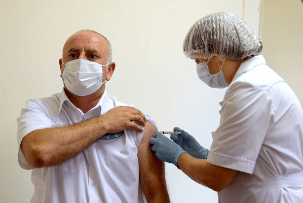 В Сочи прививку от коронавируса сделал 100-тысячный житель курорта