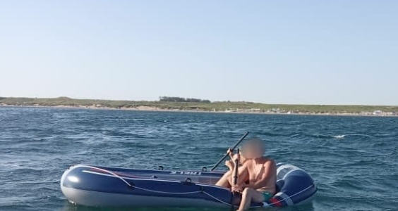 В Анапе парня с девушкой унесло на 3 км в море на надувной лодке