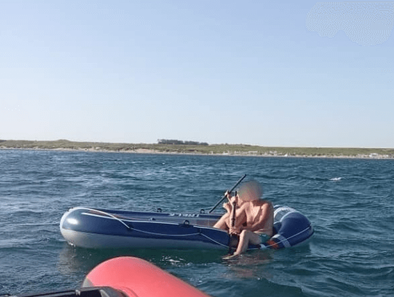 В Анапе парня с девушкой унесло на 3 км в море на надувной лодке