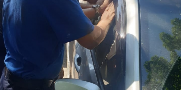 Полиция Новороссийска проверяет инцидент с оставленным в машине на жаре ребенком