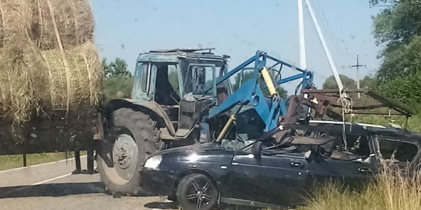В Краснодарском крае трактор с сеном протаранил «Приору», погибла девушка