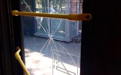В центре Краснодара буйный пассажир камнем разбил стекло в троллейбусе и убежал