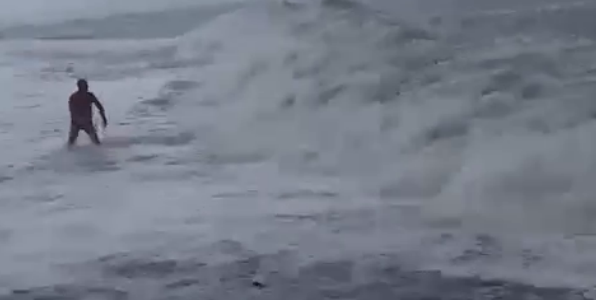 В Сочи во время сильного шторма утопающего вытащили на берег при помощи веревки