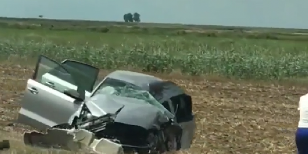 На Кубани в жестком ДТП с грузовиком погибла женщина — водитель легковушки