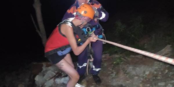 На Кубани спасатели с помощью альпинистского снаряжения сняли туристов со скалы