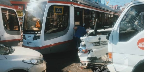 В Краснодаре новый трамвай попал в ДТП с грузовиком и легковым автомобилем