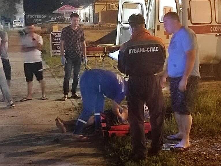 В Джубге спасатели вытащили водителя из покореженной машины, съехавшей в кювет