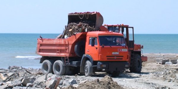 В Туапсинском районе пострадавшие от потопа пляжи восстанавливают всей Кубанью