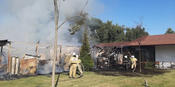 В Анапе тушат крупный пожар на Пионерском проспекте