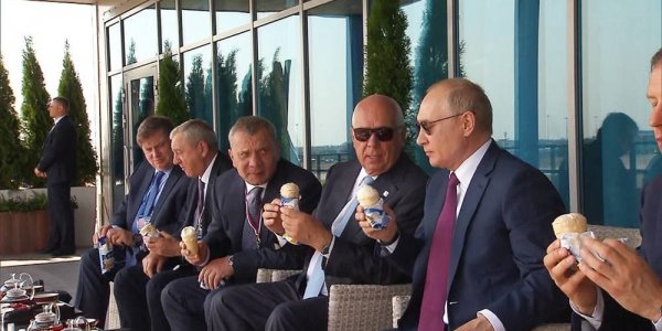 Путин на авиасалоне МАКС-2021 попробовал кубанское мороженое