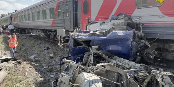 Поезд Адлер — Москва столкнулся с цементовозом в Калужской области