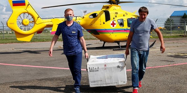 В Сочи вертолетом доставили партию вакцины от коронавируса из 5 тыс. комплектов