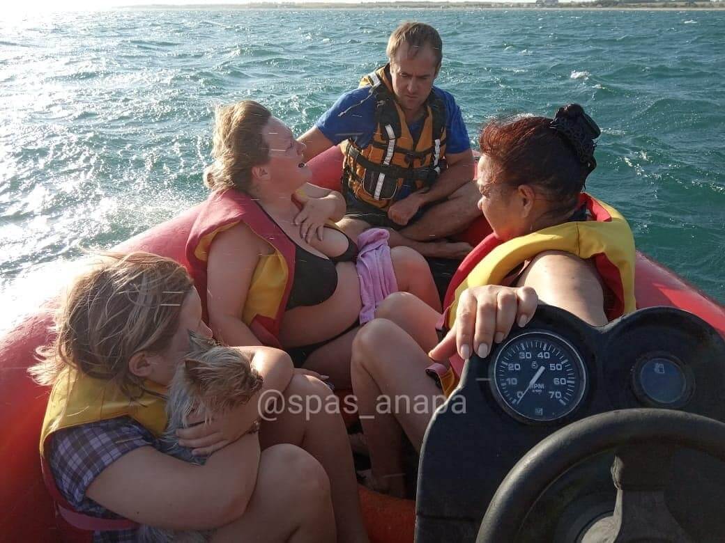 В Анапе троих женщин и собаку спасли с дрейфующего в море катамарана
