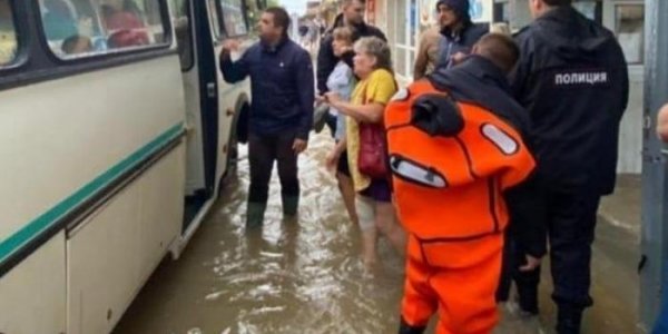 В Анапе в пункты временного размещения эвакуировали 458 человек