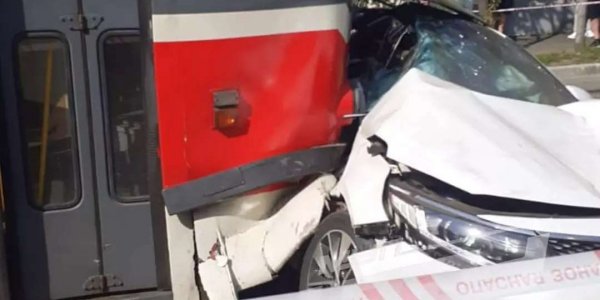 В Краснодаре во время ДТП с трамваем погибла 26-летняя пассажирка иномарки
