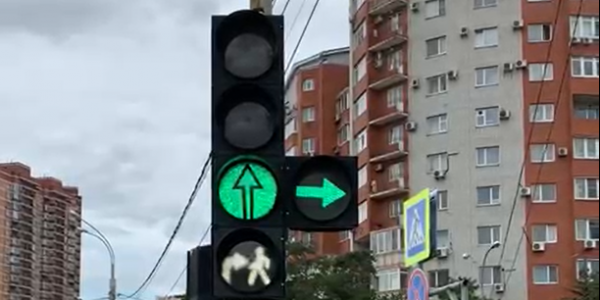 В Краснодаре устанавливают светофоры нового образца с допсекцией для пешеходов