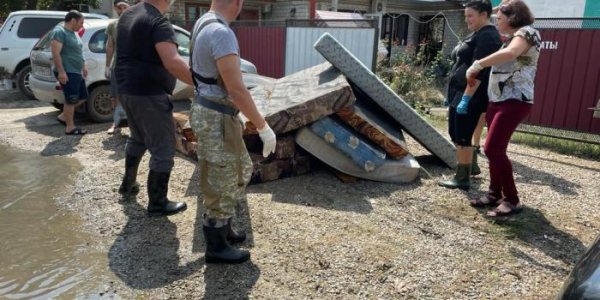 В Анапе за выходные из подтопленных домов вывезли более 100 куб. метров мусора