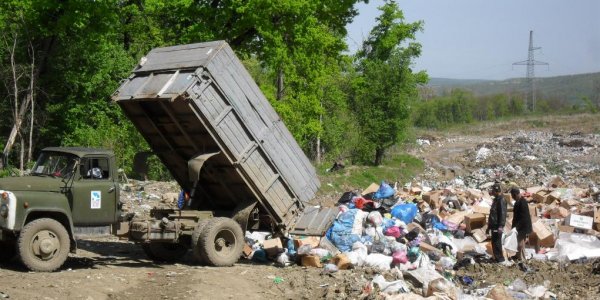 В Северском районе собранный после подтопления мусор оставили в лесу