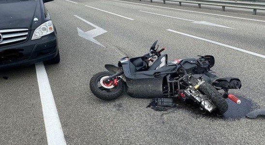 В Сочи в ДТП погибла пассажирка скутера, водитель попал в больницу