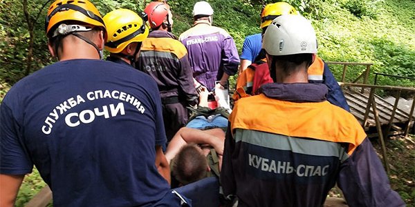 В Сочи спасатели эвакуировали из леса сломавшего ногу туриста из Нижнего Тагила