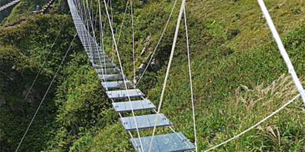 В горах Сочи установили первый в России прозрачный подвесной мост