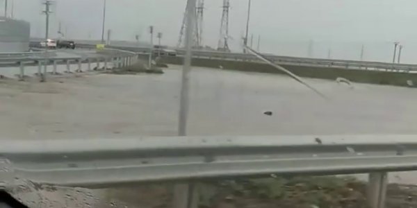 В Крыму затопило трассу «Таврида», МЧС опровергло слухи о прорыве дамбы в Керчи