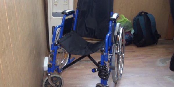 В Сочи украли инвалидную коляску, когда ее владелец на костылях зашел в магазин